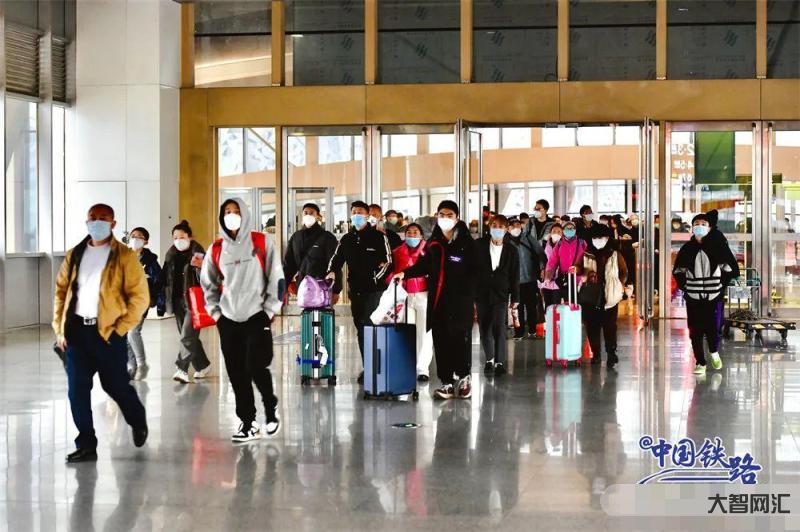 復興號家族新成員首秀-復興號家族長什么樣子的視頻