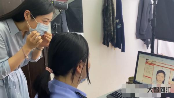 2、身份證照片穿什么衣服?