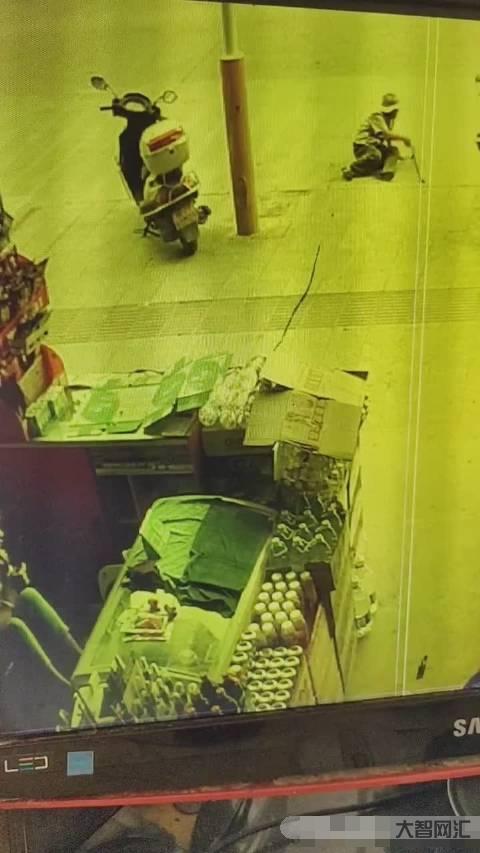 真實生活監控下一幕視頻-小區保安突然心臟驟停,監控錄下緊張一幕,你奔跑 真實生活監控下一幕視頻-小區保安突然心臟驟停,監控錄下緊張一幕,你奔跑