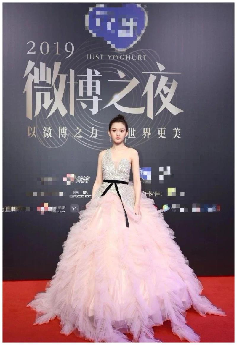 微博之夜美女同框-微博之夜女星暗斗:倪妮露背，熱巴妖艷，趙麗穎戴天價首