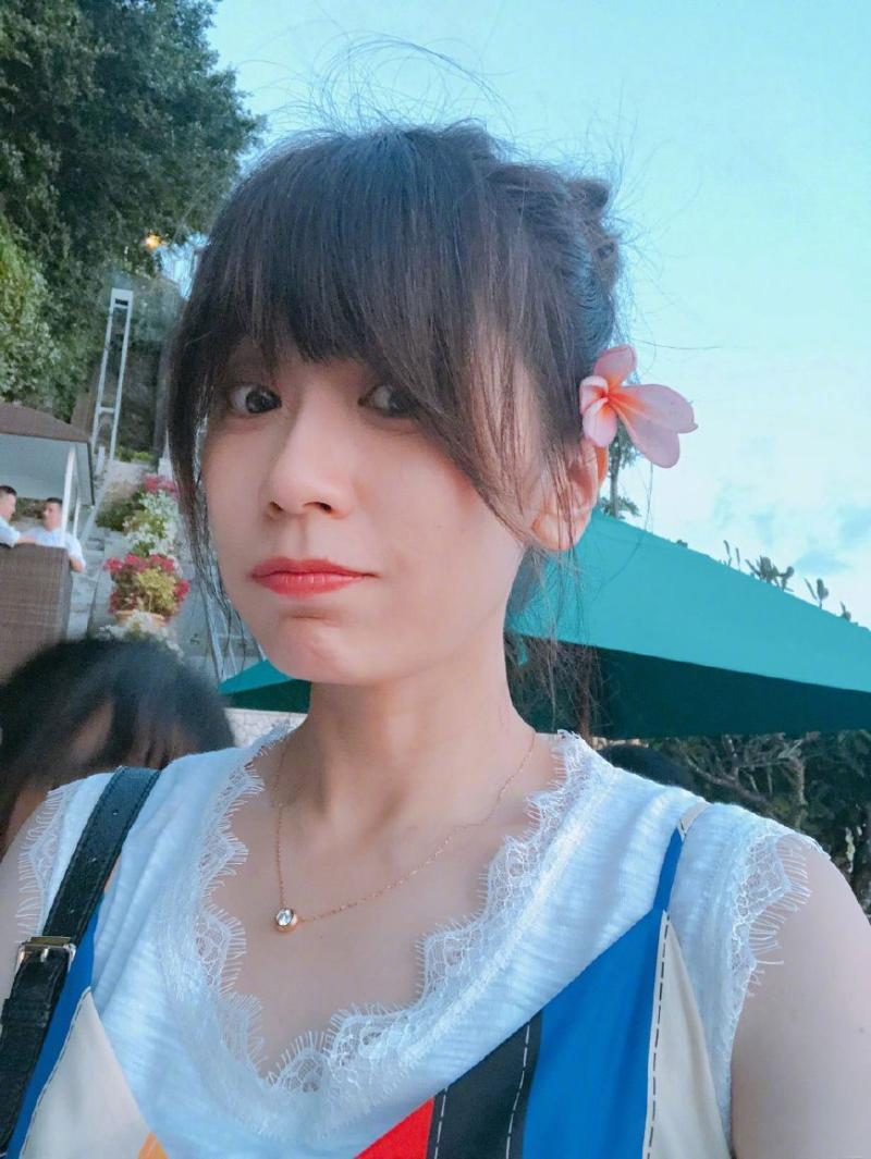 33歲已經有4個孩子了-33歲生4胎后，母憑子貴化身千億老板娘，最該感