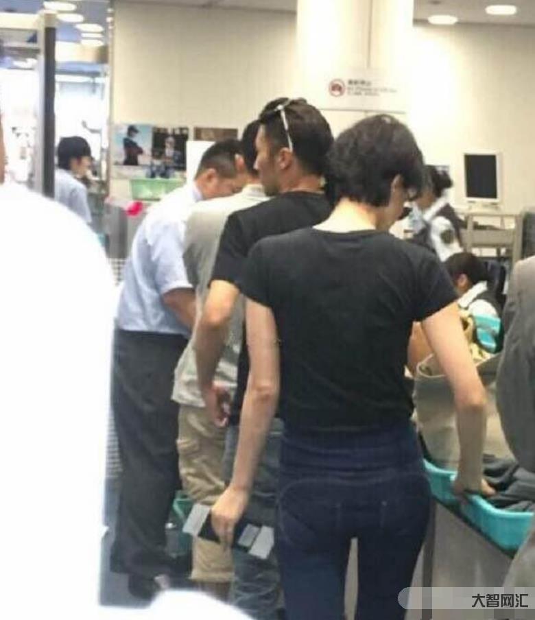 王菲尷尬看謝霆鋒-謝霆鋒和王菲私下日常曝光，甜蜜到齁死人，港媒曝他對(duì)李