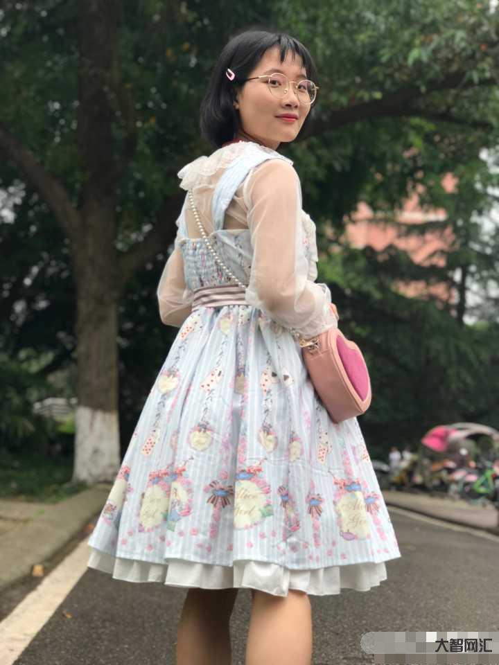 20歲女孩買的衣服奇奇怪怪-為什么現(xiàn)在有些人穿著各種奇奇怪怪的衣服出門