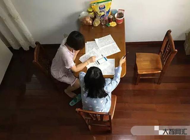女兒半夜聯系爸爸-“我沒有媽媽!”5歲女孩深夜找爸爸，迷路后街邊大哭，