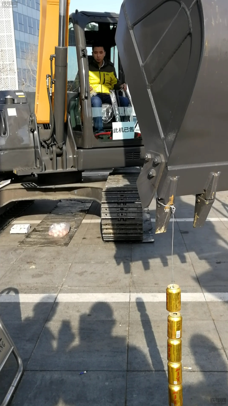 后面堵車的男司機根本一點都不著急，甚至都下車來看挖機-強降雨致福建多處