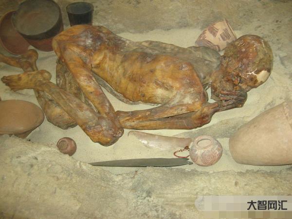 木乃伊是怎么形成的-距今9000年!新疆塔里木盆地發現一具木乃伊，竟做