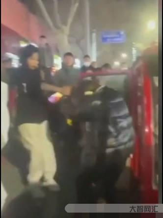 被當街踹倒女子好友發(fā)聲-湖南一女子被當街踹飛事件后續(xù),好友主動發(fā)聲,更 被當街踹倒女子好友發(fā)聲-湖南一女子被當街踹飛事件后續(xù),好友主動發(fā)聲,更