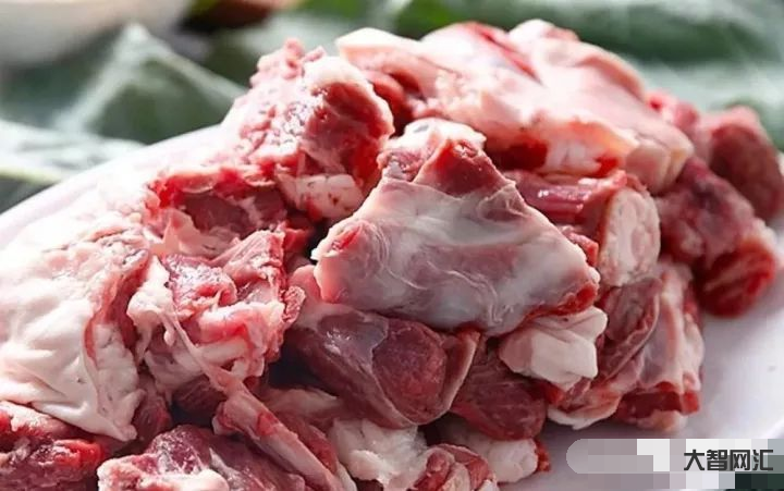 最近羊肉價(jià)格怎么這么低-現(xiàn)在羊肉多少錢一斤?羊肉價(jià)格還會上漲嗎?