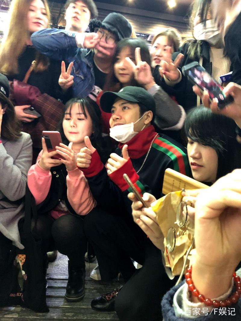 王嘉爾這波演唱會和女粉絲親密互動什么水平?女權要瘋了-Supre飯盒, 王嘉爾這波演唱會和女粉絲親密互動什么水平?女權要瘋了-Supre飯盒,