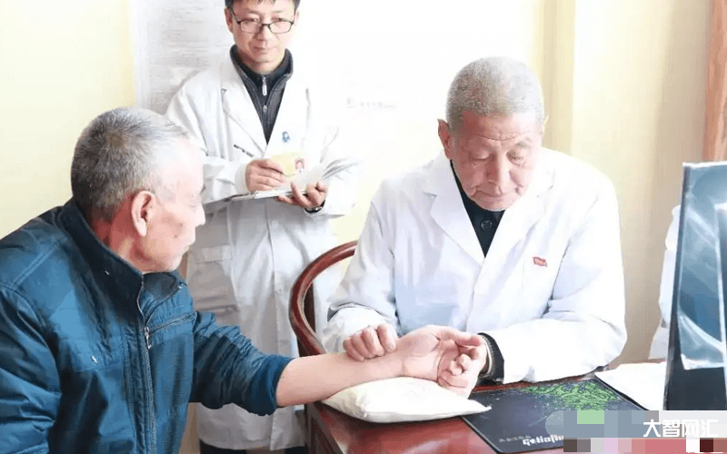 為什么掛號盡量別掛主任醫師-為何找老醫生掛號的病人很多,醫院反而將排班 為什么掛號盡量別掛主任醫師-為何找老醫生掛號的病人很多,醫院反而將排班