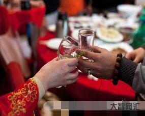 和領導吃飯如何敬酒說話 幽默，如何給領導敬酒說話技巧