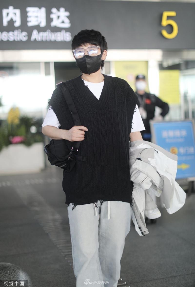他的手探到我的衣服里怎么辦呢-#洗衣服 他的手探到我的衣服里怎么辦呢-#洗衣服