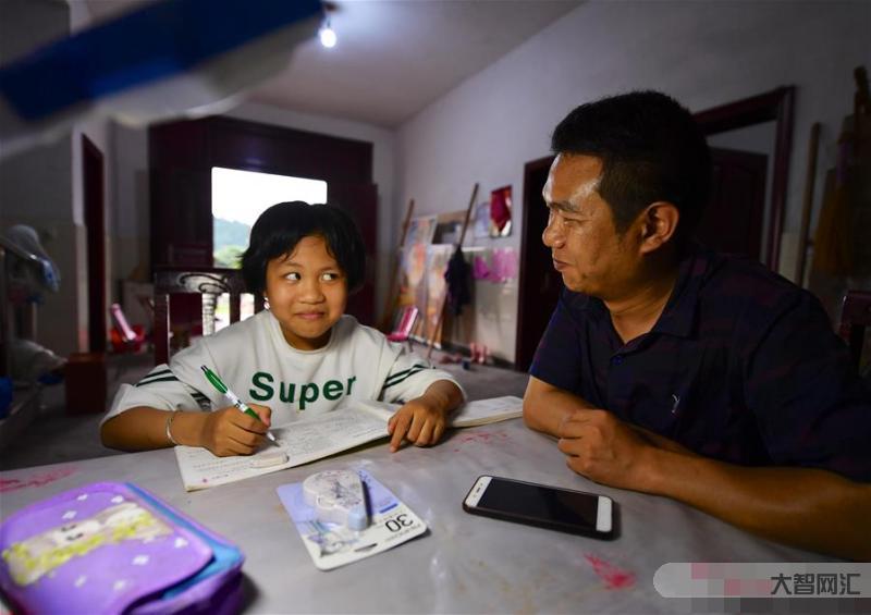 新華社這名新生剛報到就要返鄉：“我要先去救爸爸！”-爸爸求救, 溫情回