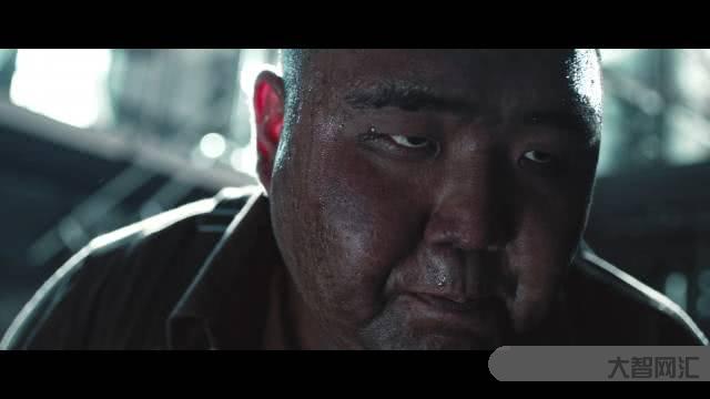 他箍住毒販，滾下10米高坡！-男子勇擒毒販，不懼生死