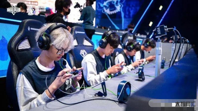 童錦程登臺初體驗-虎牙打開UFC全新觀賽體驗，童錦程登臺打拳，兩大拳王加油助威!