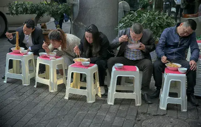 重慶男子縱火燒菜市場系謠言-辟謠:“重慶男子縱火燒菜市場”是謠言，沒有事實依據
