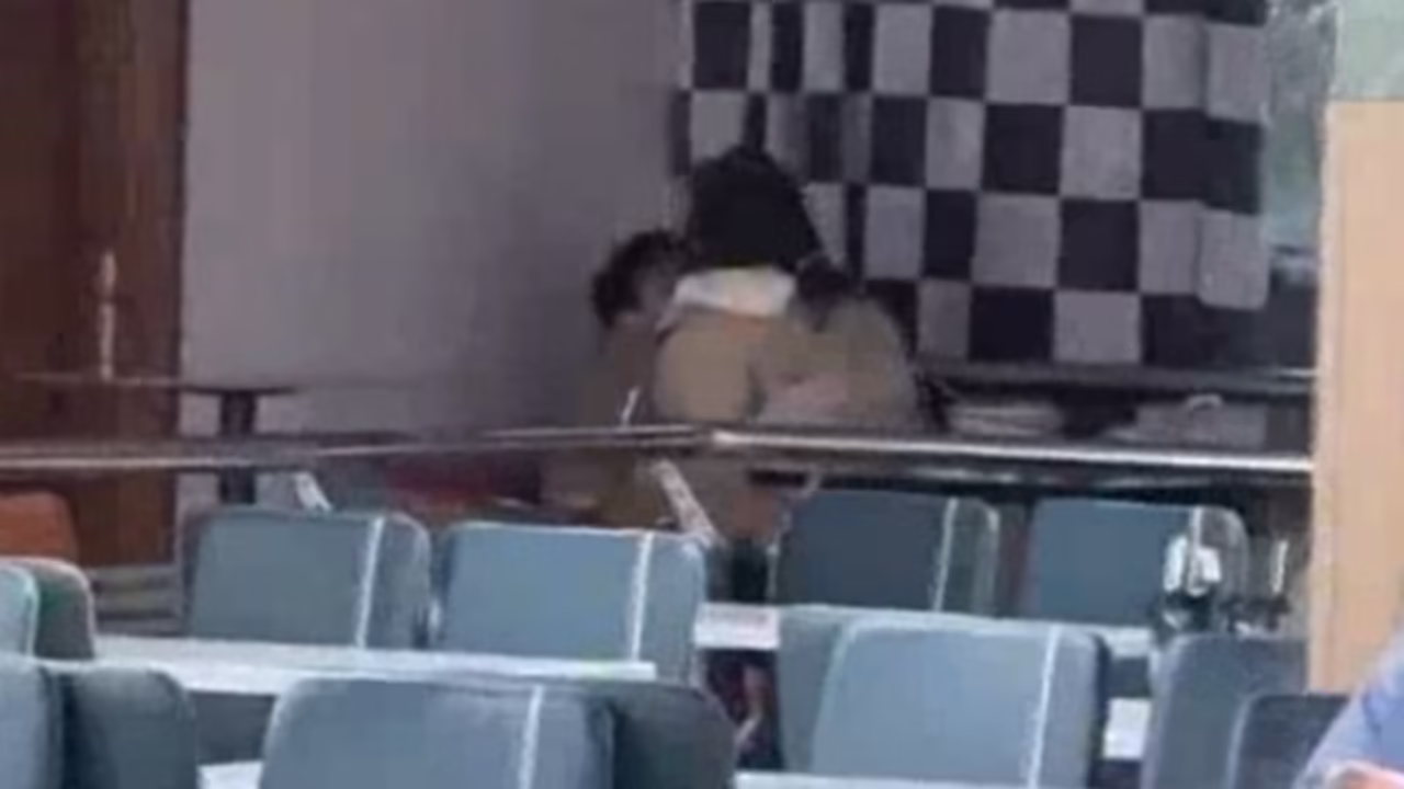宿遷學(xué)院通報(bào)學(xué)生不雅視頻-高校食堂上演“激情戲碼”?情侶不雅視頻曝光,學(xué)校回應(yīng) 宿遷學(xué)院通報(bào)學(xué)生不雅視頻-高校食堂上演“激情戲碼”?情侶不雅視頻曝光,學(xué)校回應(yīng)