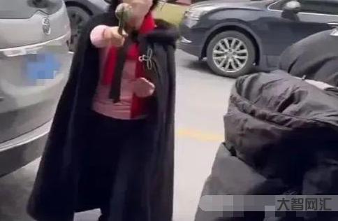 網(wǎng)購迪士尼套餐最終民警護(hù)送入園-網(wǎng)購迪士尼套餐最終民警護(hù)送入園，女子稱遭網(wǎng)店欺詐威脅